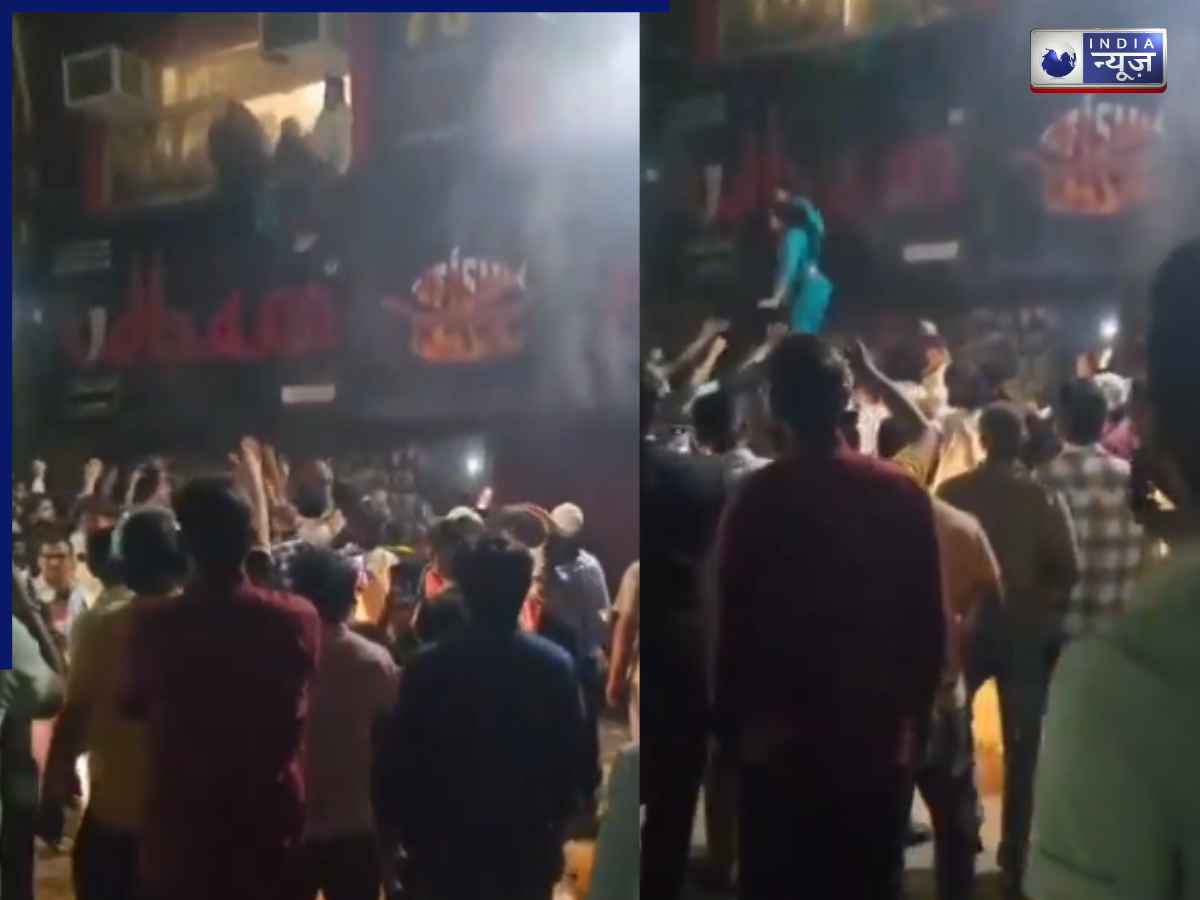 Delhi Restaurant Fire: खिड़की से कूदे लोग, चारों तरफ धुआं ही धुआं! दिल्ली के रेस्टोरेंट से आग का खौफनाक VIDEO आया सामने