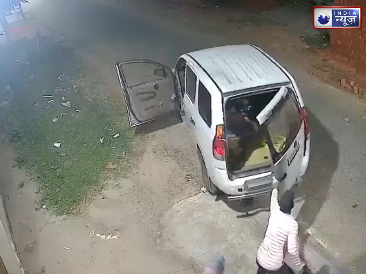 देवघर में चोरों का आतंक, गाड़ी लाए, रस्सी से बांधा ATM; ऐसे उड़ा ले गए मशीन, देखें वीडियो
