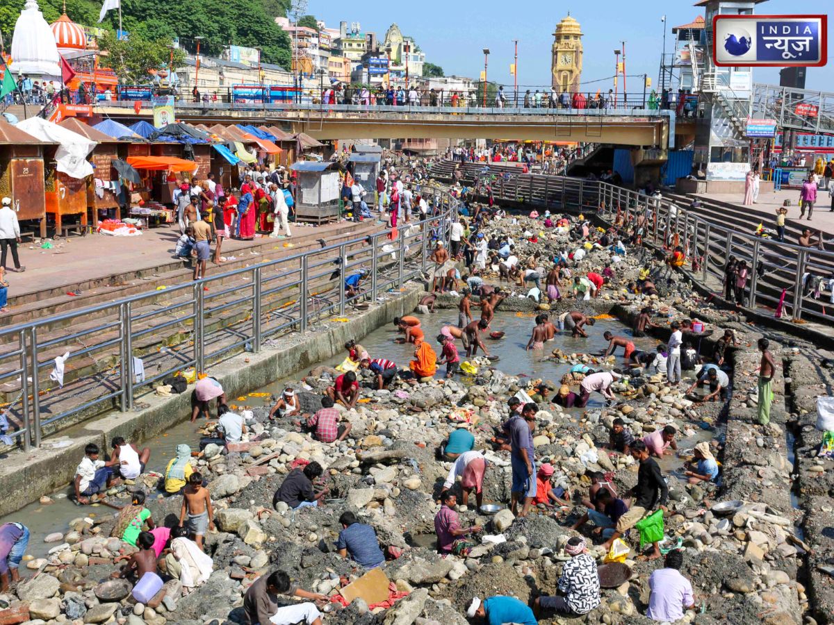हरिद्वार में सूख गई हरकी पैड़ी की गंगा, स्नान करने पहुंचे श्रद्धालु मायूस होकर लौटे; सिक्के खोजने में जुटे लोग