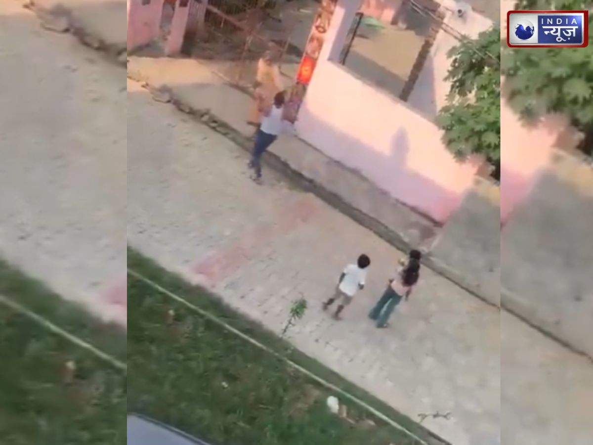 महिला को श्राप देने के आरोप पर भड़का युवक, मंदिर में पुजारी को जमीन पर गिराकर पीटा; वीडियो वायरल