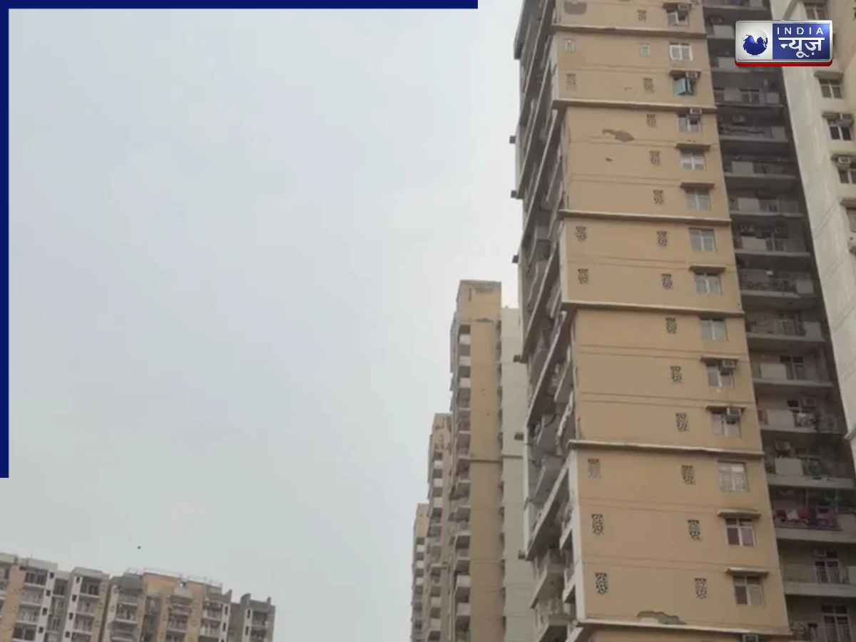 नोएडा में दिल दहला देने वाला हादसा! 23वीं मंजिल से गिरा 11 साल का बेटा, बचाने के चक्कर में पिता की भी मौत