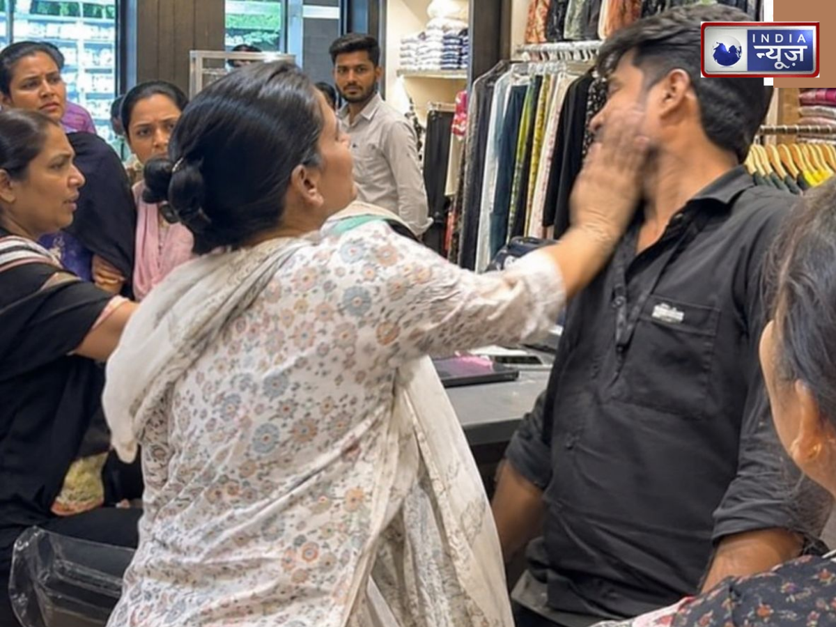 Gujarat News: कपड़े लेने गई युवती के साथ दुकानदार ने की बदतमीजी, फिर साथ आई औरतों ने दिया ऐसा जवाब, Viral Video देख फटी रह जाएगी आंखें