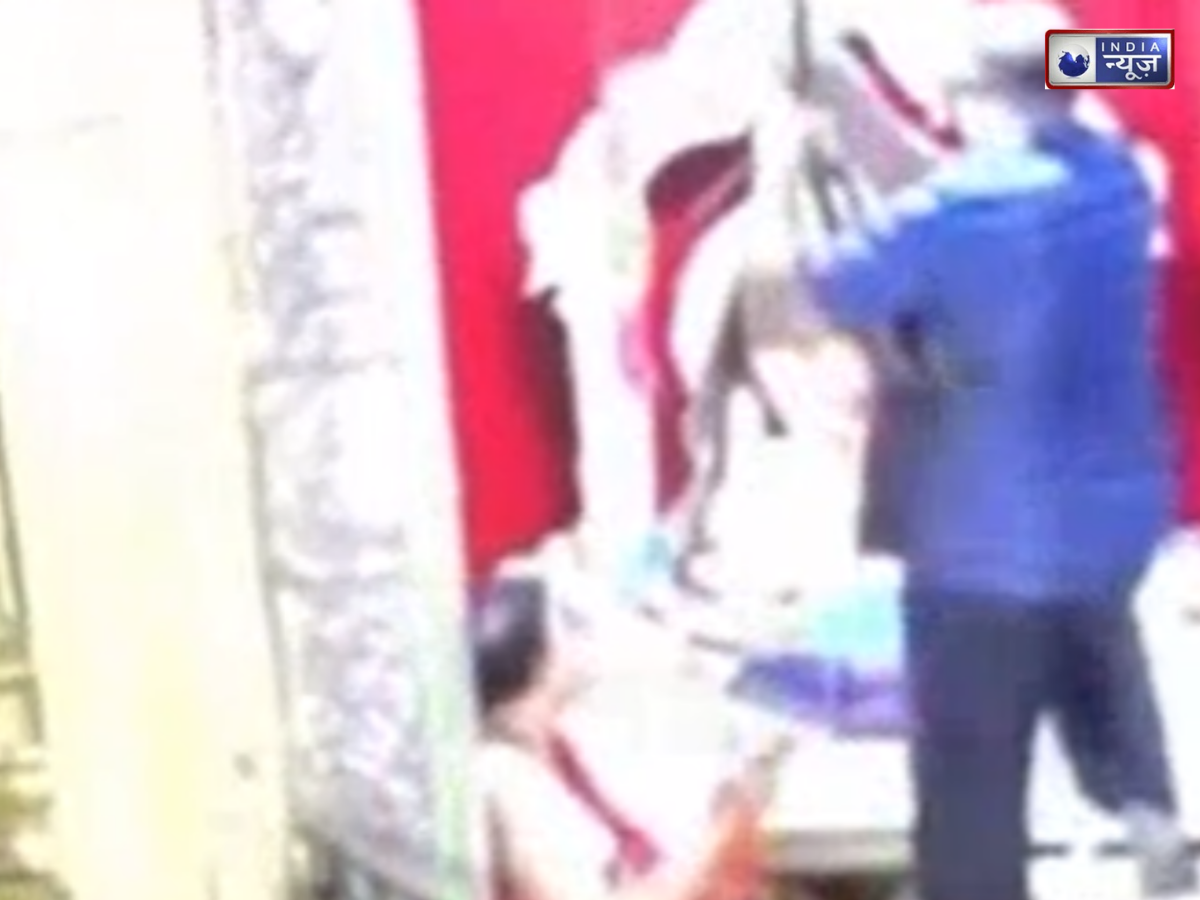 Hyderabad News: मंदिर में पुजारी पर हुआ हमला, देवी की मूर्ति पर भी लाठी से किया प्रहार, Video Viral होने के बाद मचा बवाल