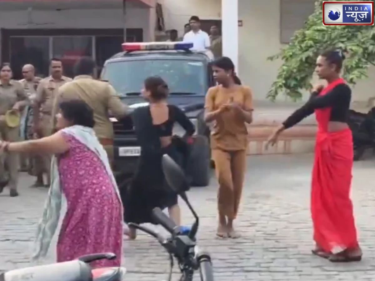 झांसी में किन्नर गुट का सड़क पर हंगामा, पुलिस लाइन के सामने निर्वस्त्र होकर किया प्रदर्शन, 5 गिरफ्तार