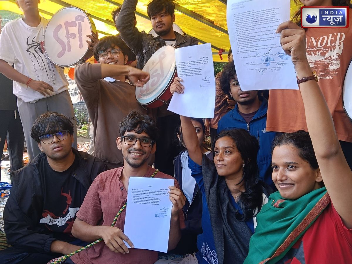 JNU में 17 दिन बाद खत्म हुई छात्रों की भूख हड़ताल, 5 छात्रों का निष्कासन रद्द करने का निर्देश