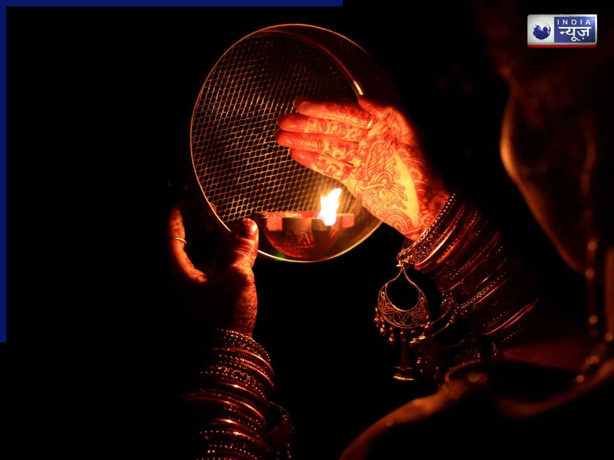 Karwa Chauth 2026: करवा चौथ की रात कब खोलें व्रत? जानें चंद्रोदय का समय और पूजा की पूरी विधि