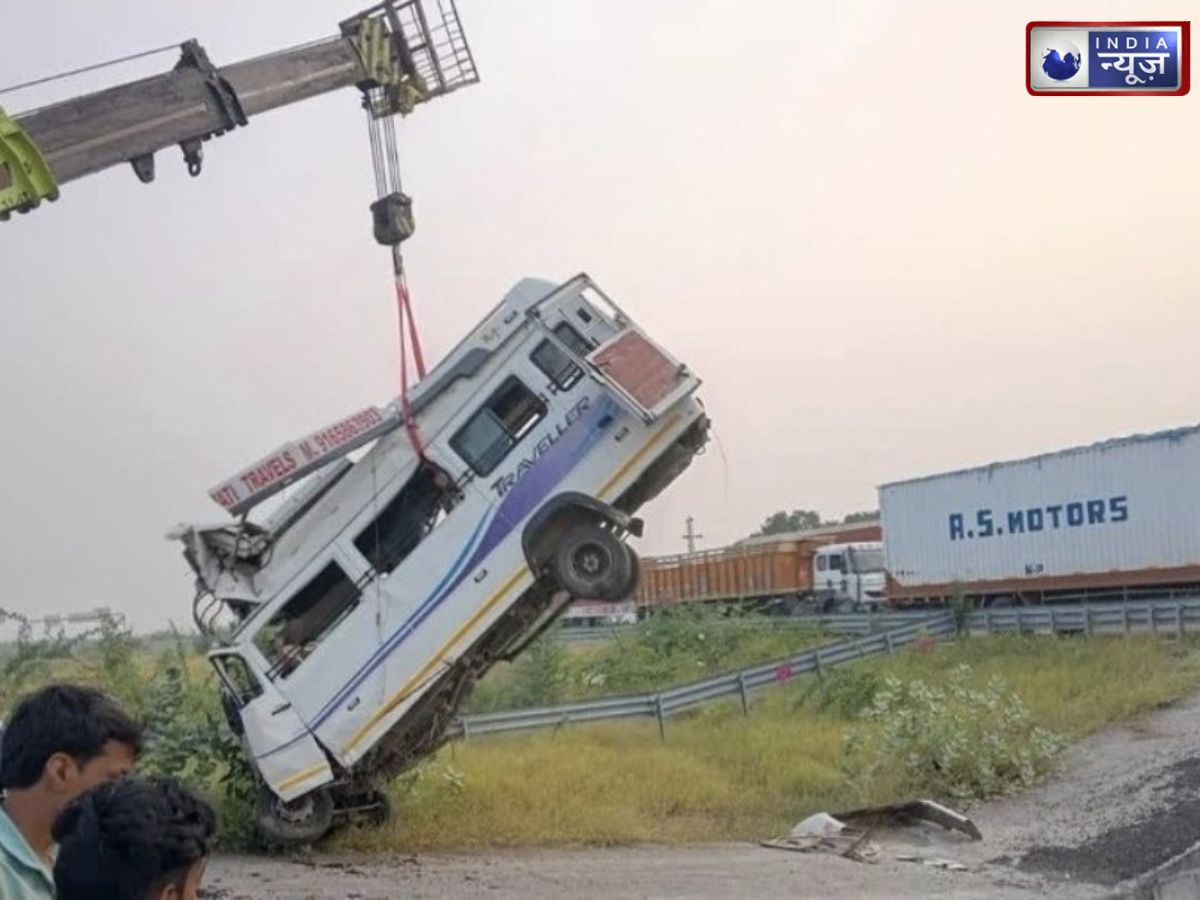 कोटा में दिल्ली-मुंबई एक्सप्रेसवे पर भीषण हादसा, नाले में गिरी मिनी बस; 8 यात्रियों की मौत, कई घायल