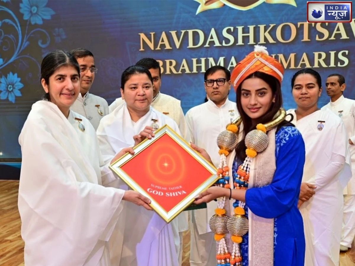 ग्लैमर से आध्यात्म तक,अक्षरा सिंह ने आध्यात्मिक कार्यक्रम में लिया हिस्सा, पवन सिंह की माफी पर अब भी खामोशी