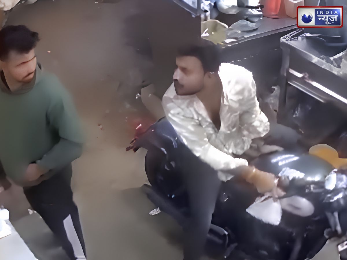होटल में दबंगई… बाइक लेकर रेस्टोरेंट में घुसा, फिर महिला से बद्तमीजी, हैरान कर देगी VIDEO
