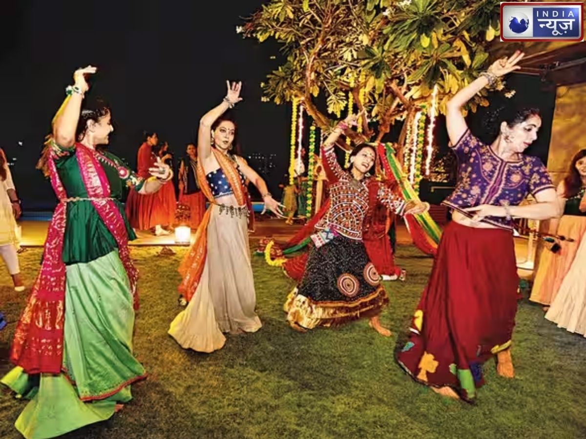 Navratri 2026: गरबा नाइट में सबकी नजरें होंगी आप पर, घर पर इन 4 तरीकों से सजाएं डांडिया स्टिक