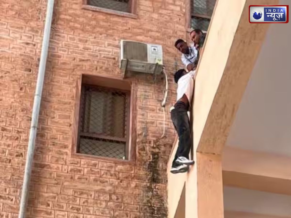 राजस्थान हाई कोर्ट में प्रेम विवाह केस के बाद हड़कंप, हुआ हाई वोल्टेज ड्रामा, बालकनी से लटका युवक - Photo Gallery