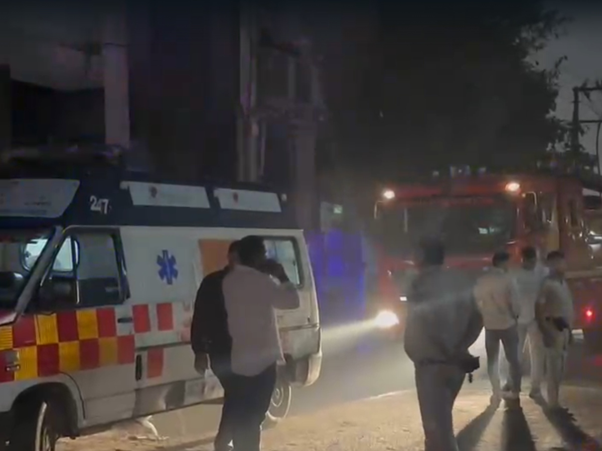 Delhi Fire: मंगोलपुरी में फैक्ट्री में लगी भीषण आग, कई लोगों की मौत की आशंका