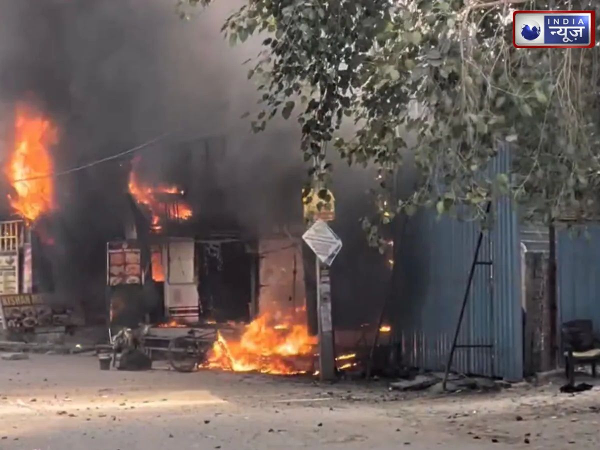 Noida Fire: नोएडा सेक्टर-125 में भीषण आग से मची अफरा-तफरी, चपेट में आईं 5 दुकानें, 1 की मौत
