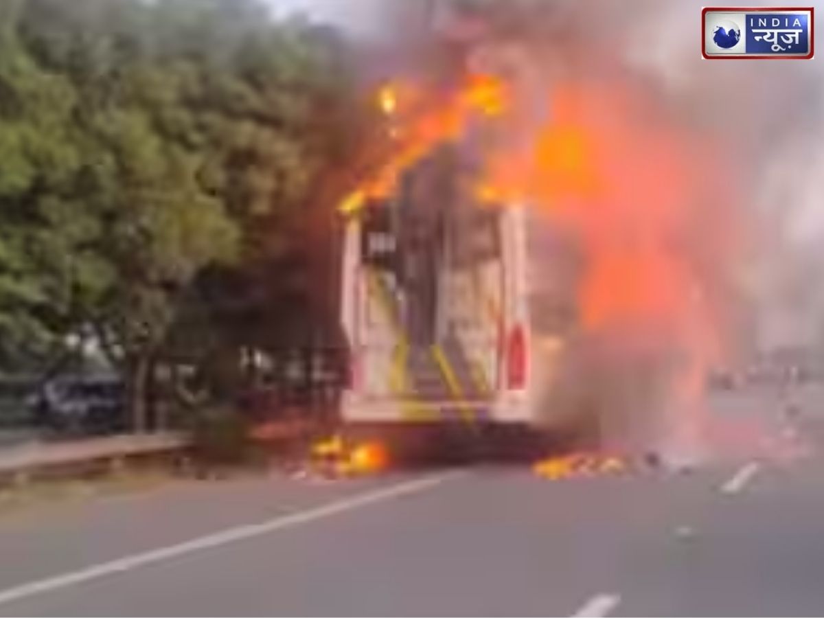 Greater Noida Bus Fire: फिर आग का गोला बनी स्लीपर बस, समय रहते यात्रियों को उतारा गया, 15 दिन में तीसरी घटना