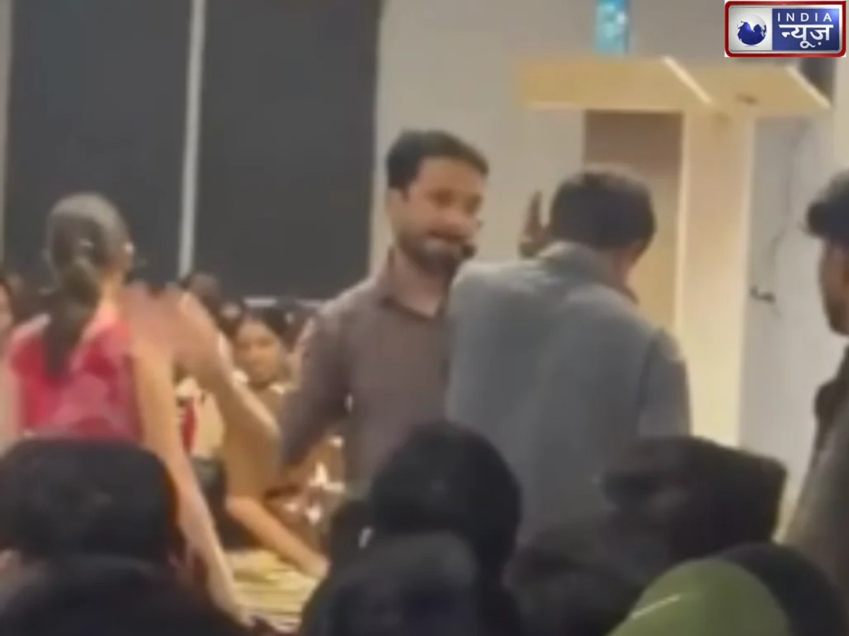 Jaipur Coaching Viral Video: टीचर ने क्लास में सबके सामने छात्र को लगाए कई थप्पड़, छात्रों में आक्रोश, सोशल मीडिया पर भी भड़के लोग