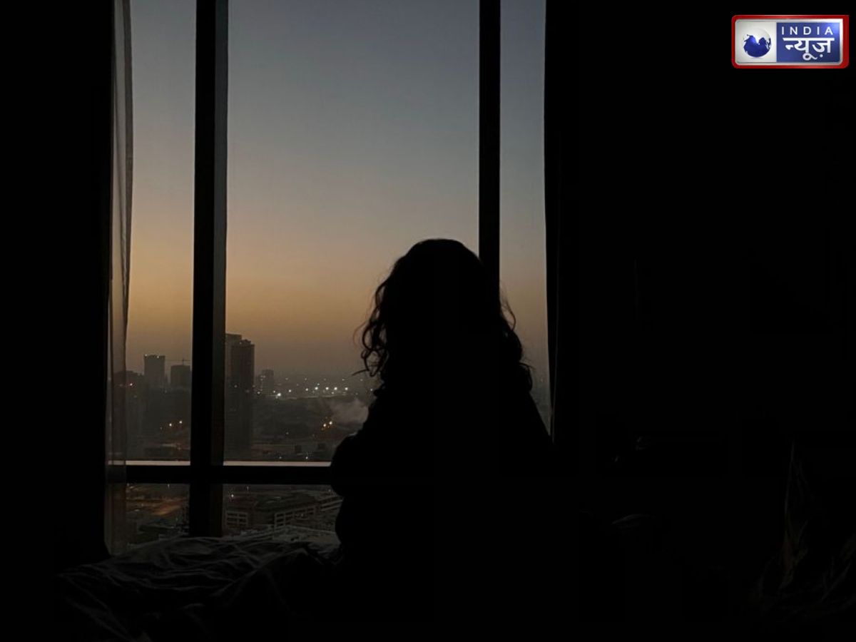 फ्लैट से आ रही थी बदबू, अंदर पंखे से लटका मिला महिला का शव; सुसाइड नोट से खुला राज