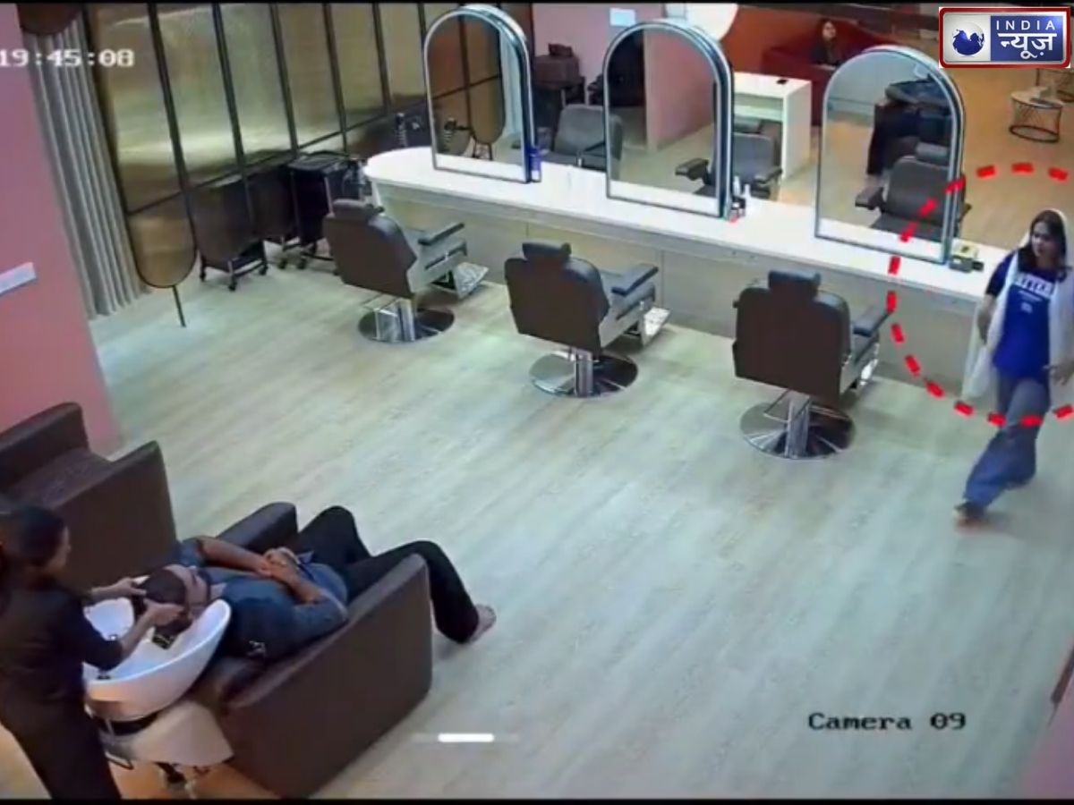 Caught In CCTV : दूसरी महिला से मसाज करवा रहा था पति, तभी अचानक पहुंच गई पत्नी! फिर जो हुआ, देख चौंक जाएंगे!